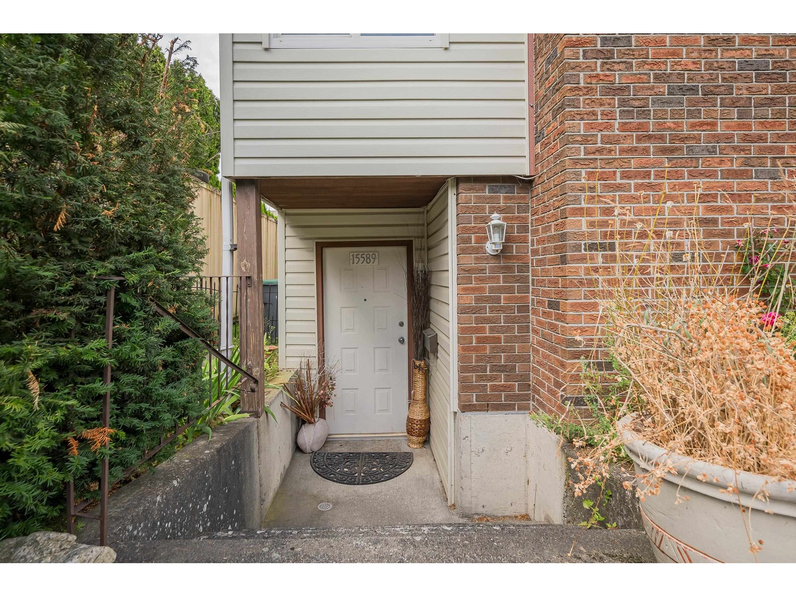 15589 17 Avenue Property Photo 3