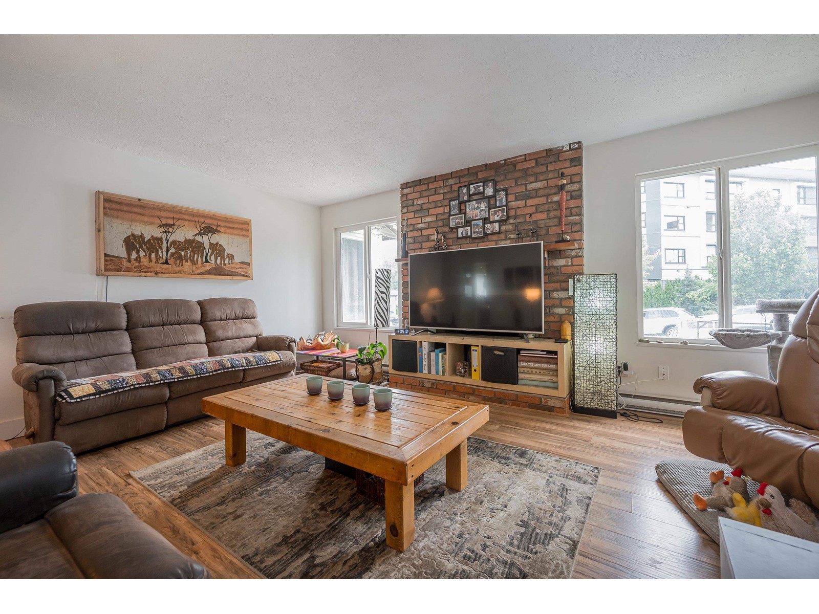 15589 17 Avenue Property Photo 7