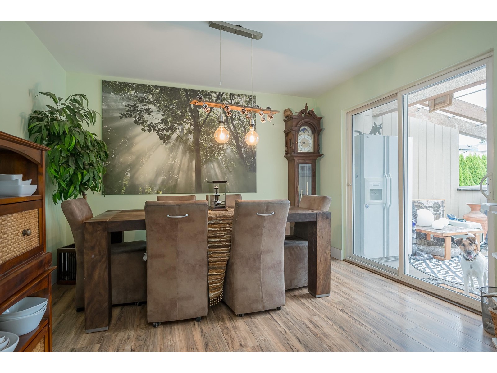15589 17 Avenue Property Photo 10