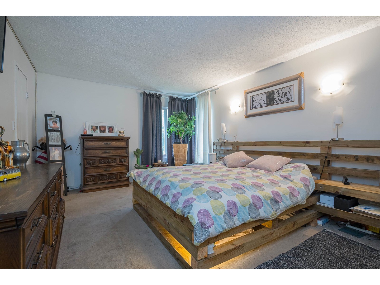 15589 17 Avenue Property Photo 11