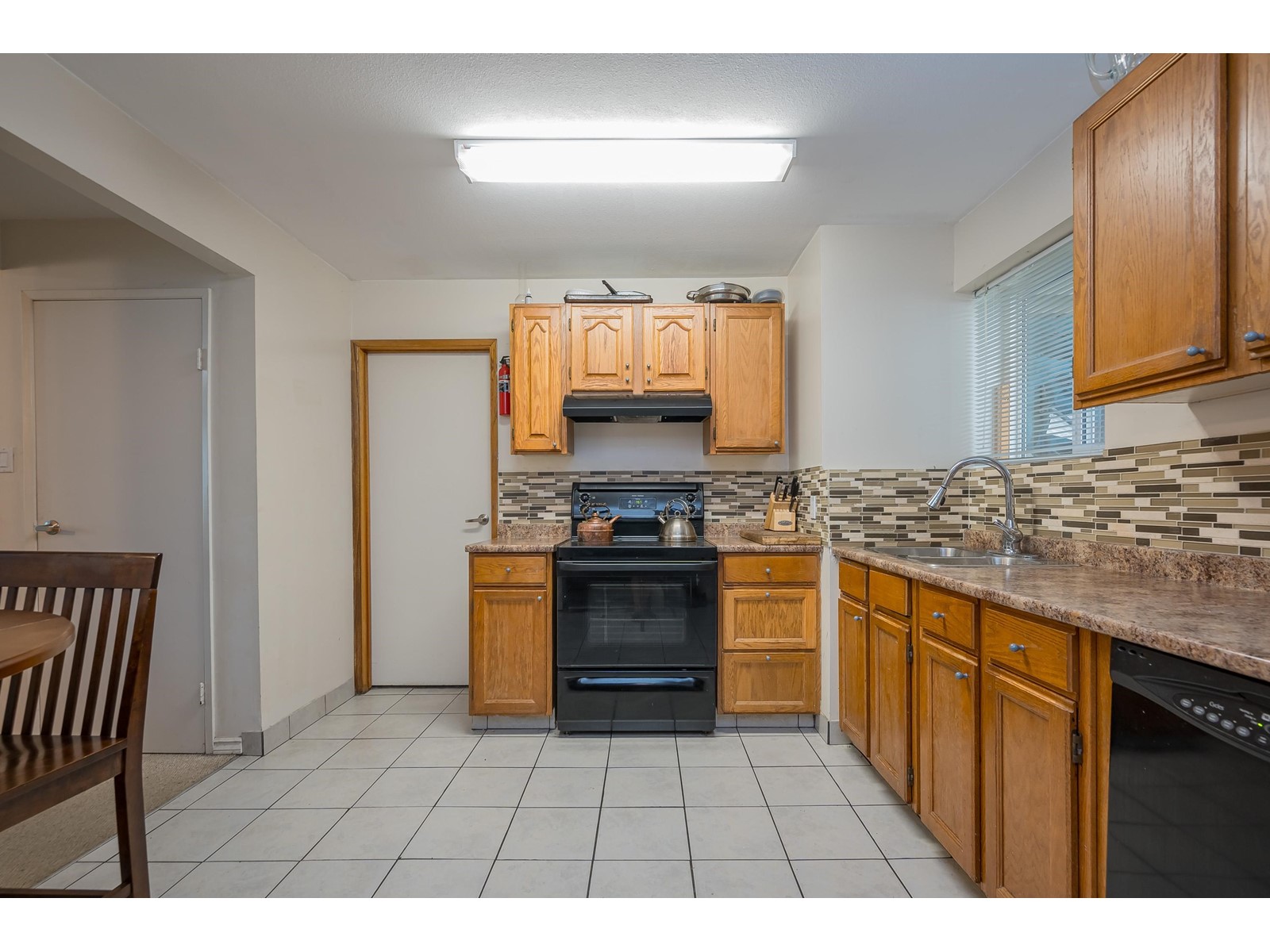 15589 17 Avenue Property Photo 19