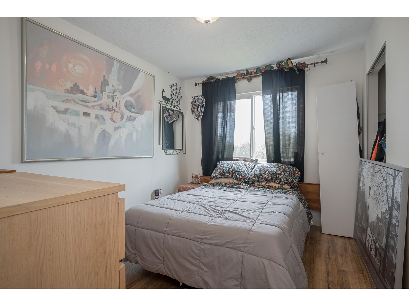 15589 17 Avenue Property Photo 27