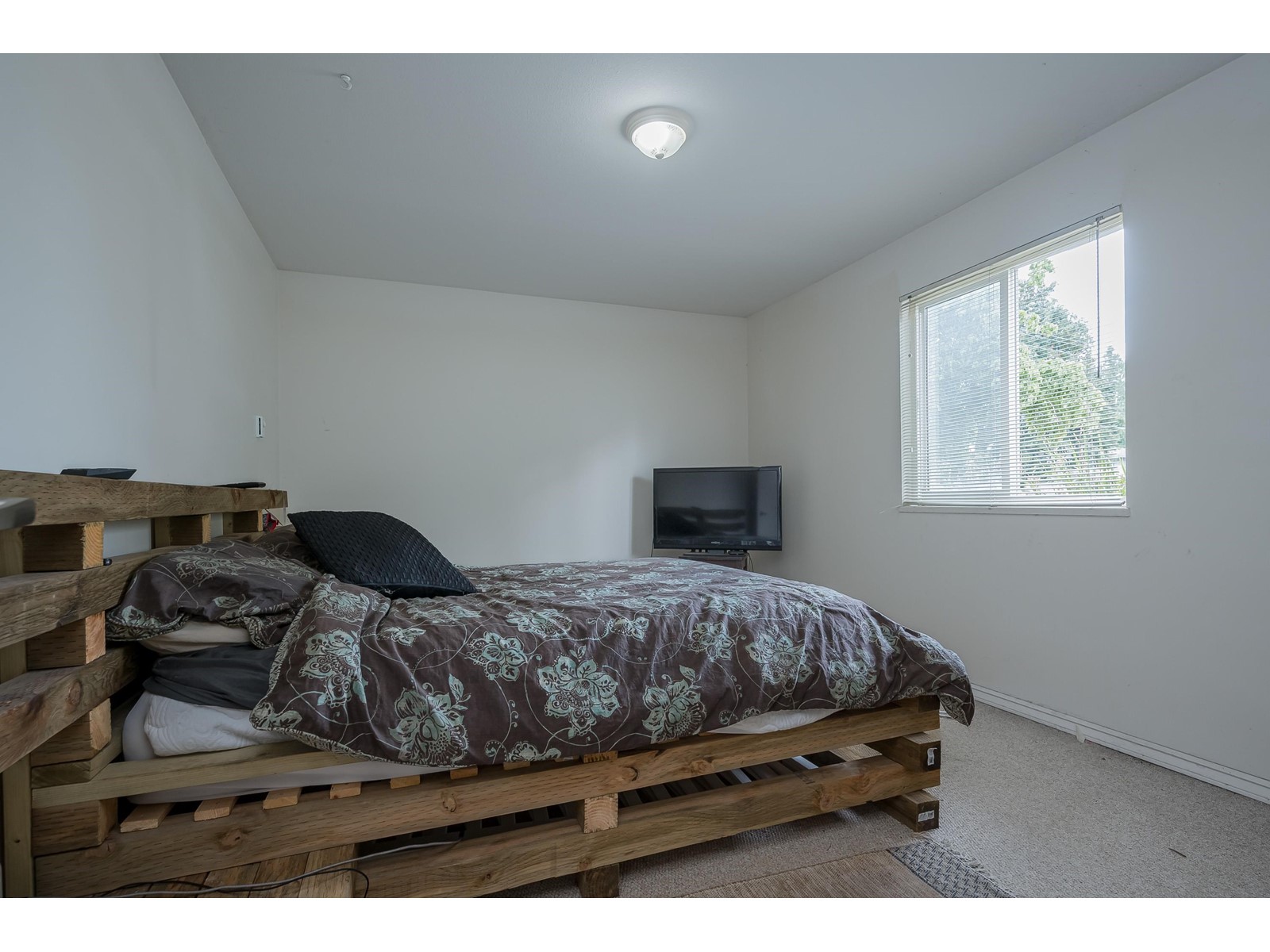 15589 17 Avenue Property Photo 28