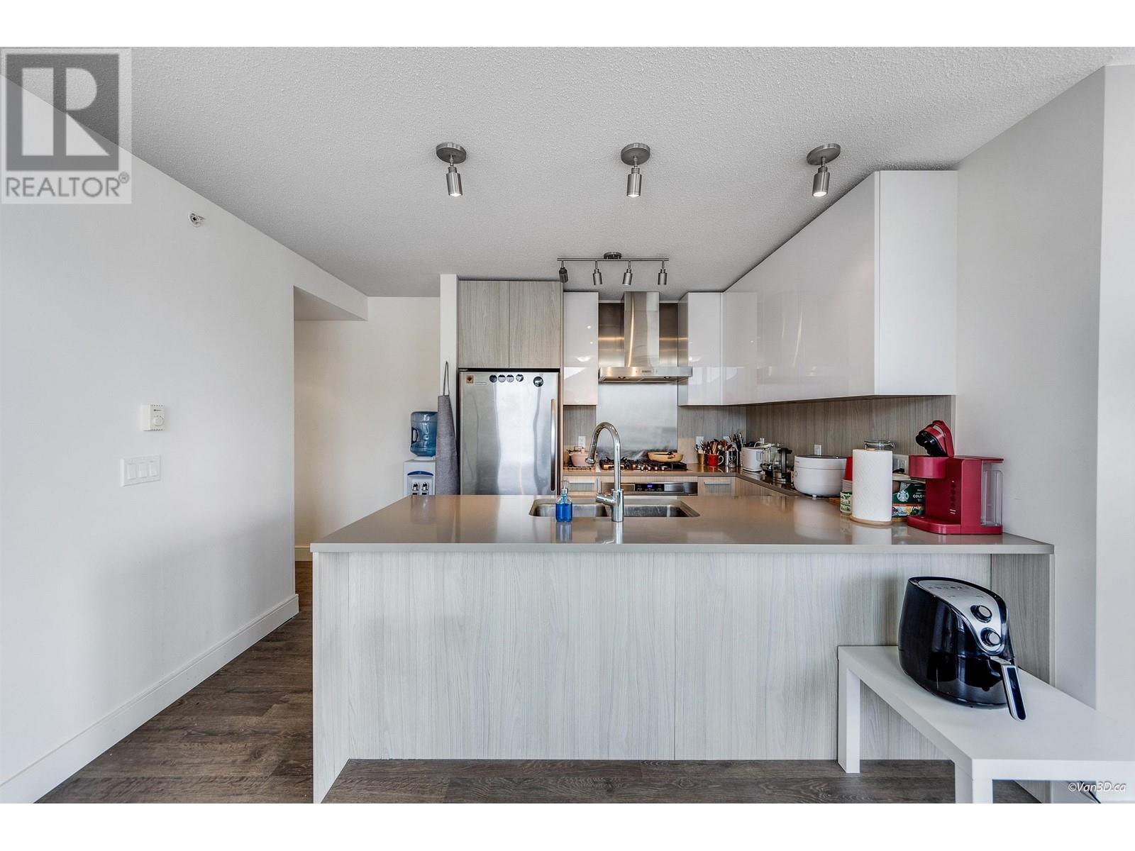 2208 3007 Glen Drive Property Photo 7