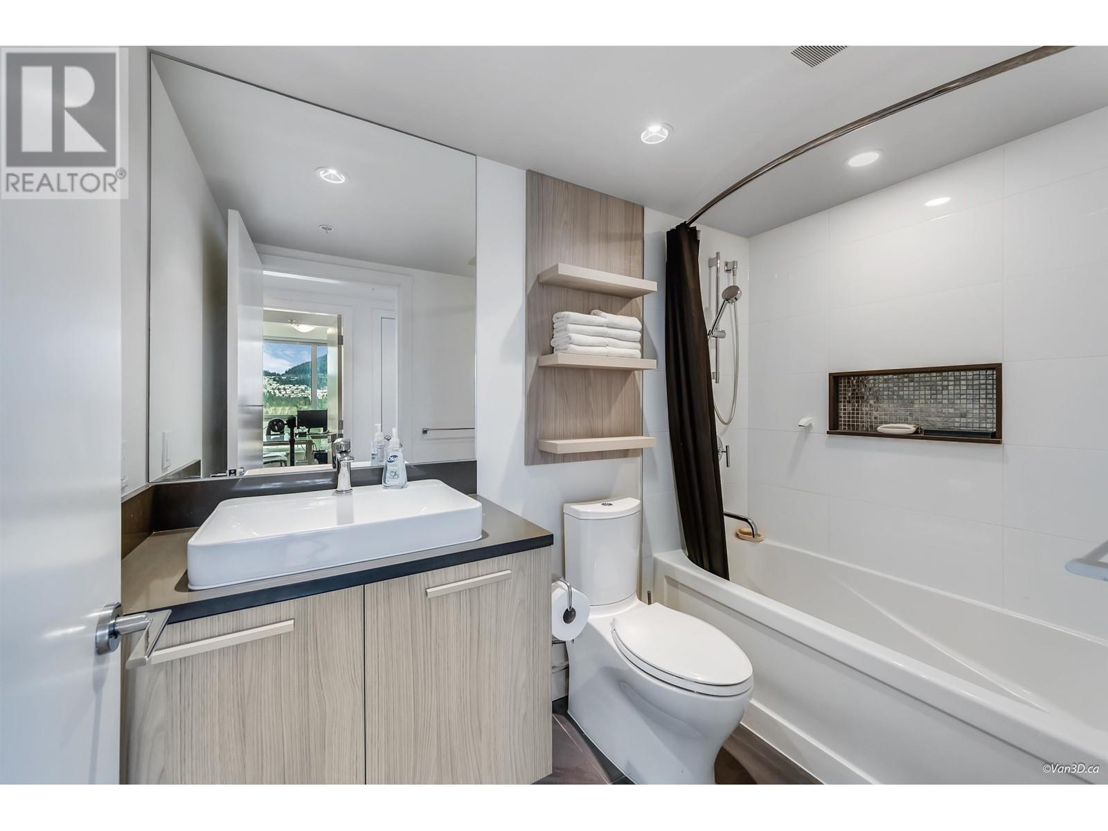 2208 3007 Glen Drive Property Photo 18