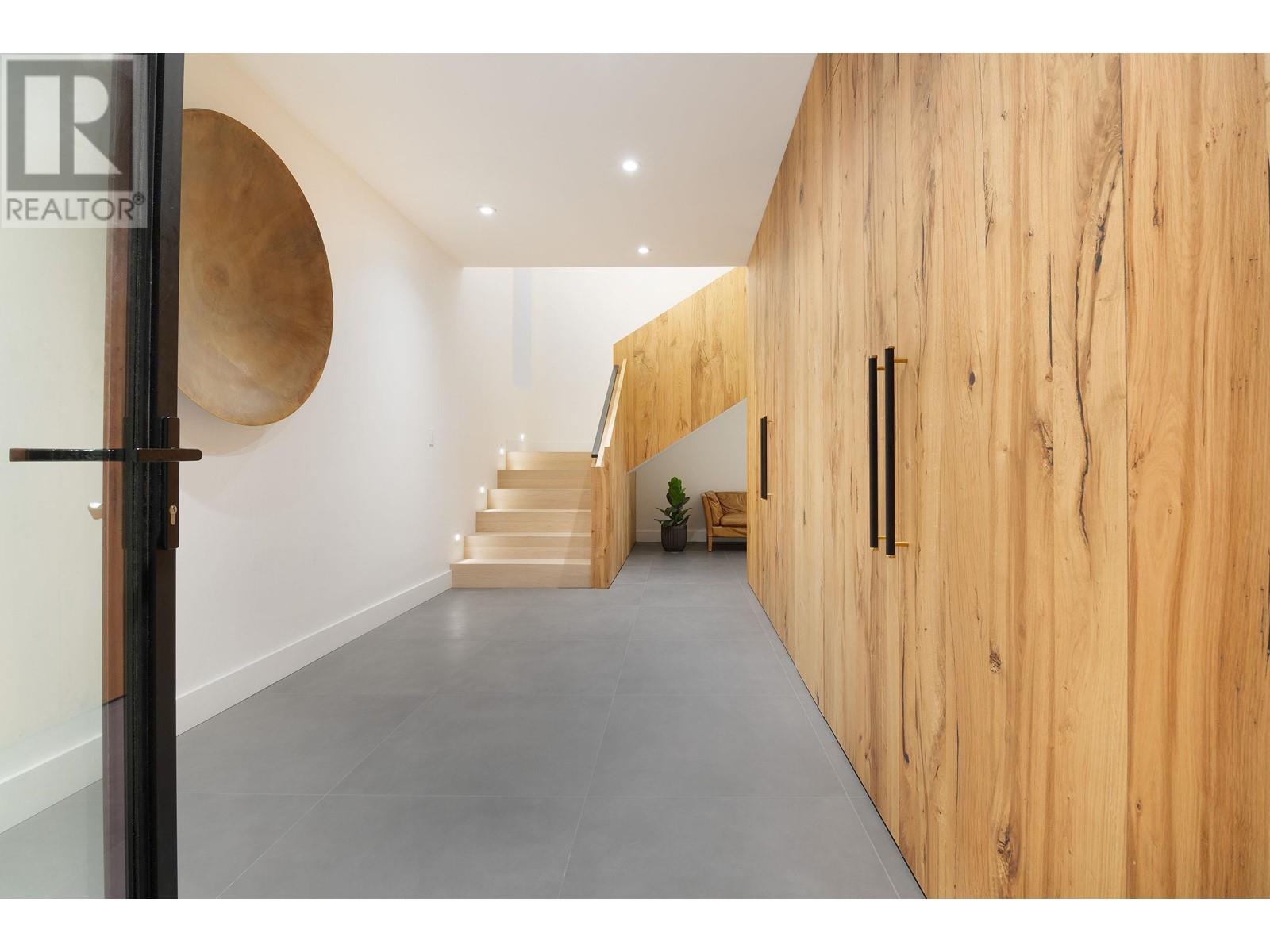 7409 Treetop Lane Property Photo 5