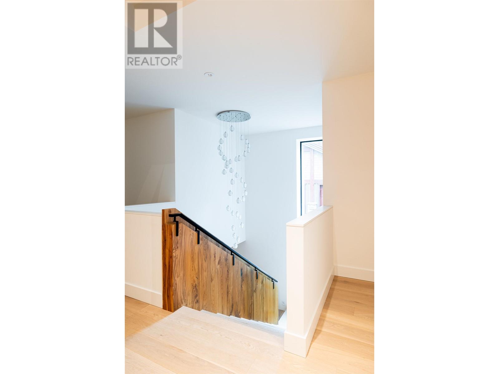 7409 Treetop Lane Property Photo 6