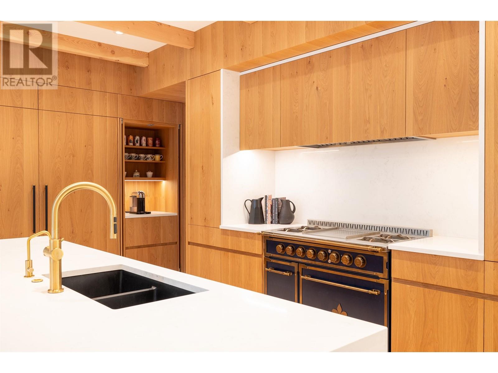 7409 Treetop Lane Property Photo 8