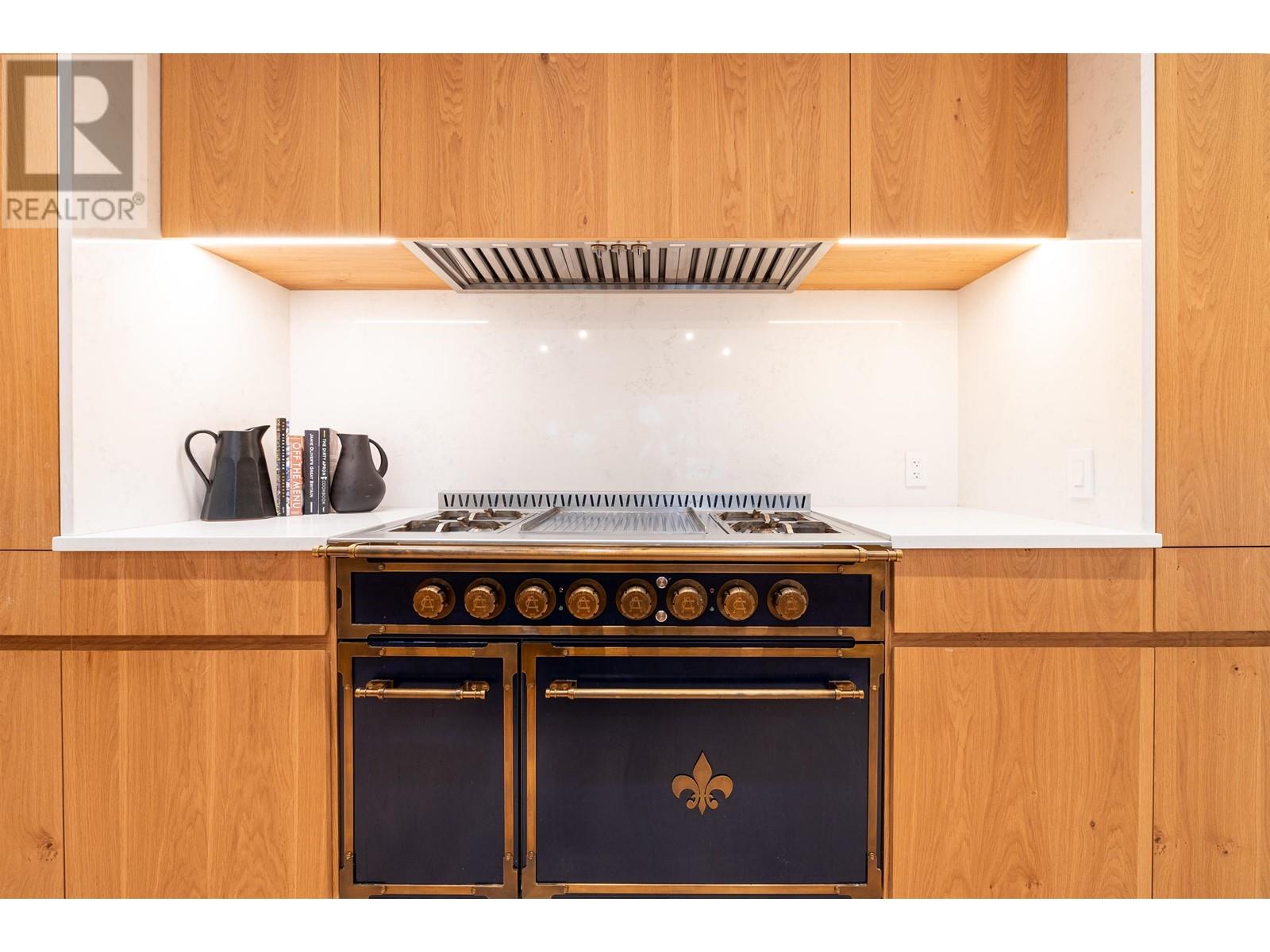 7409 Treetop Lane Property Photo 9