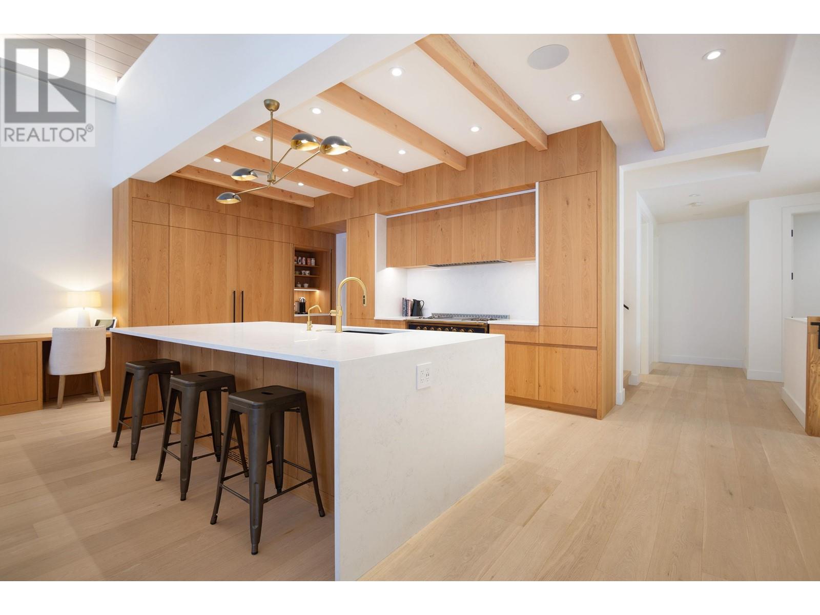 7409 Treetop Lane Property Photo 10