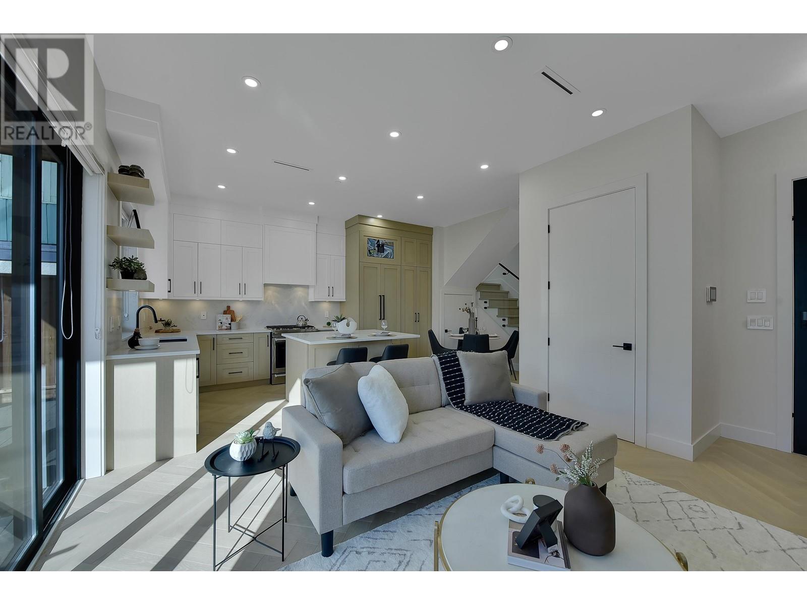 2 8079 Selkirk Street Property Photo 5