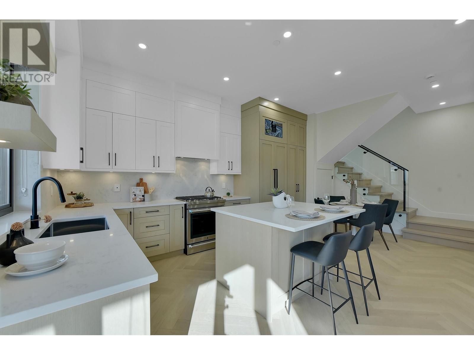 2 8079 Selkirk Street Property Photo 6