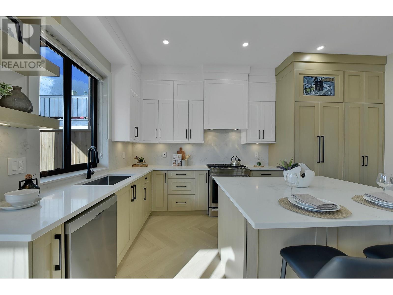 2 8079 Selkirk Street Property Photo 7