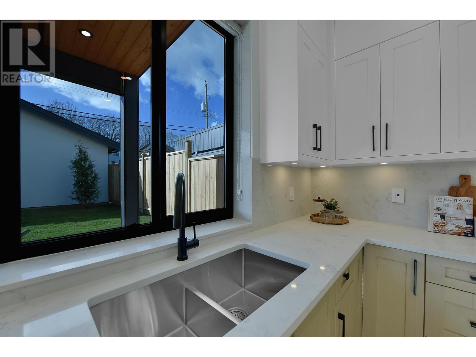 2 8079 Selkirk Street Property Photo 13