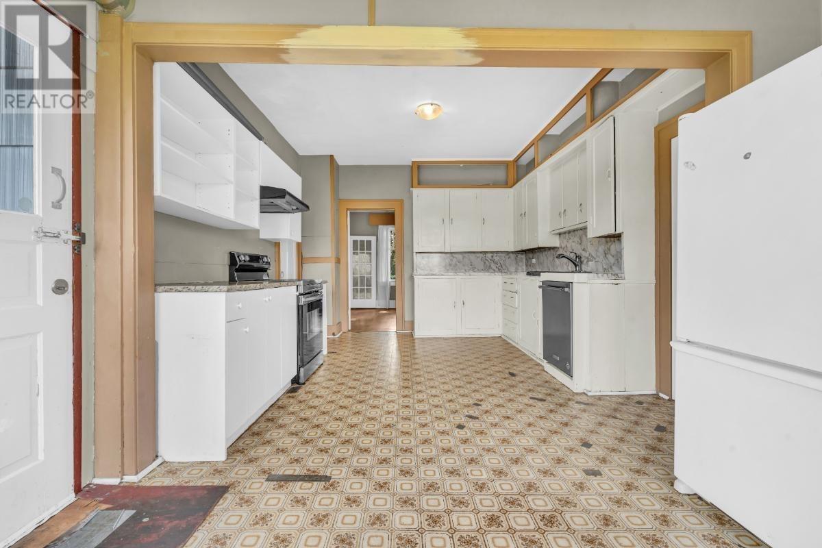 1775 Cedar Crescent Property Photo 6