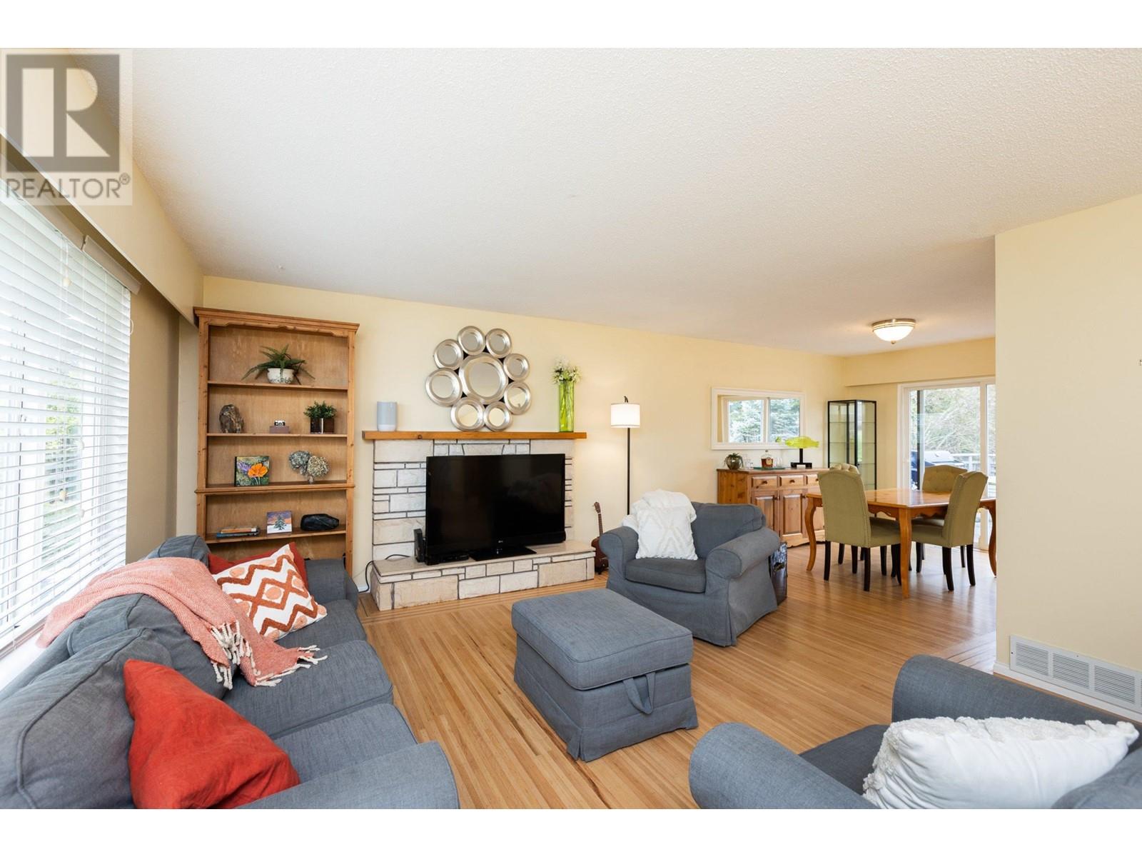 6059 49b Avenue Property Photo 5