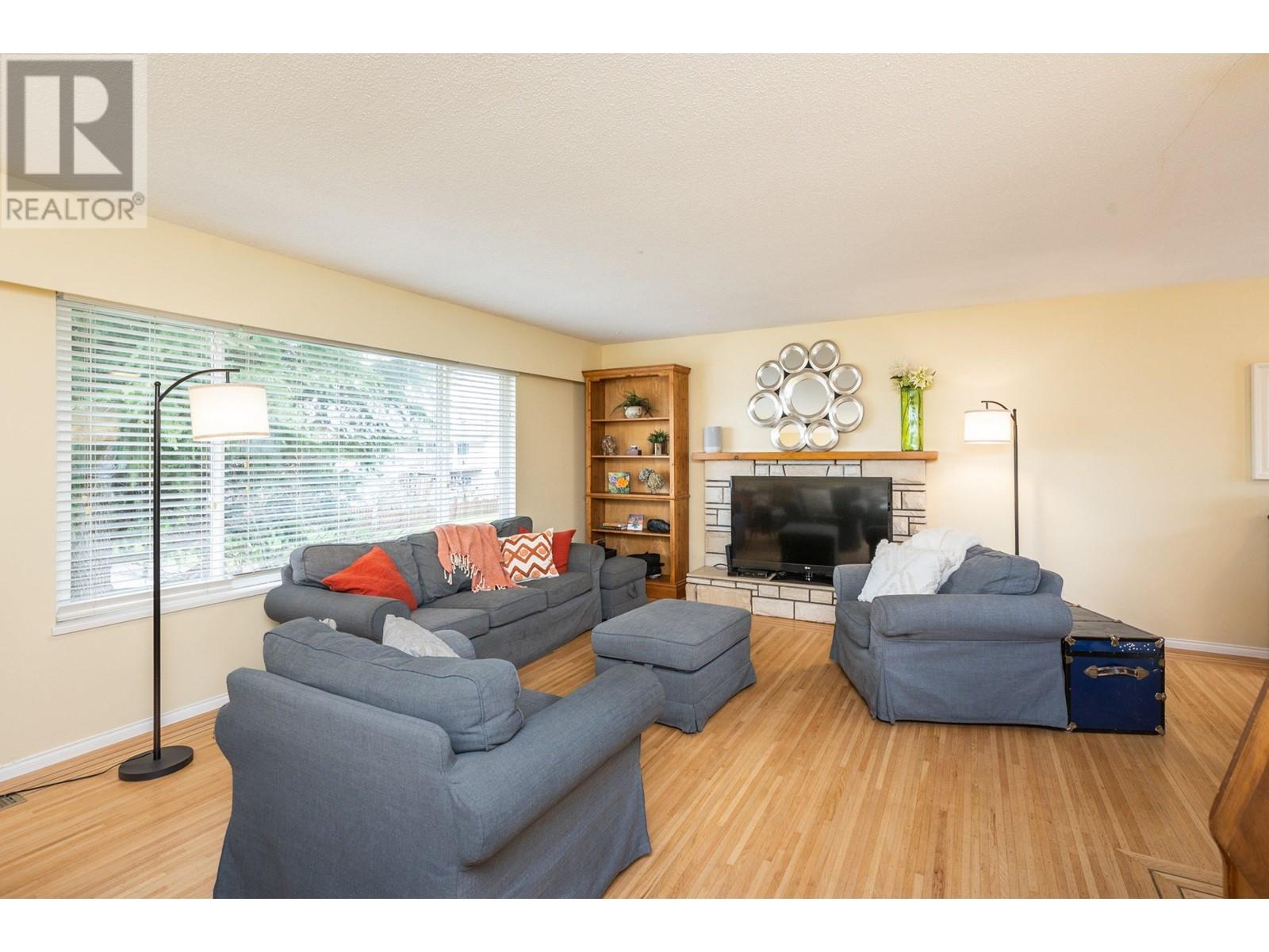 6059 49b Avenue Property Photo 6