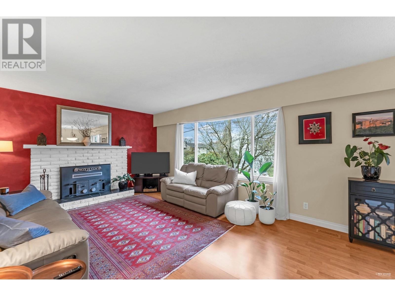 4824 42b Avenue Property Photo 5