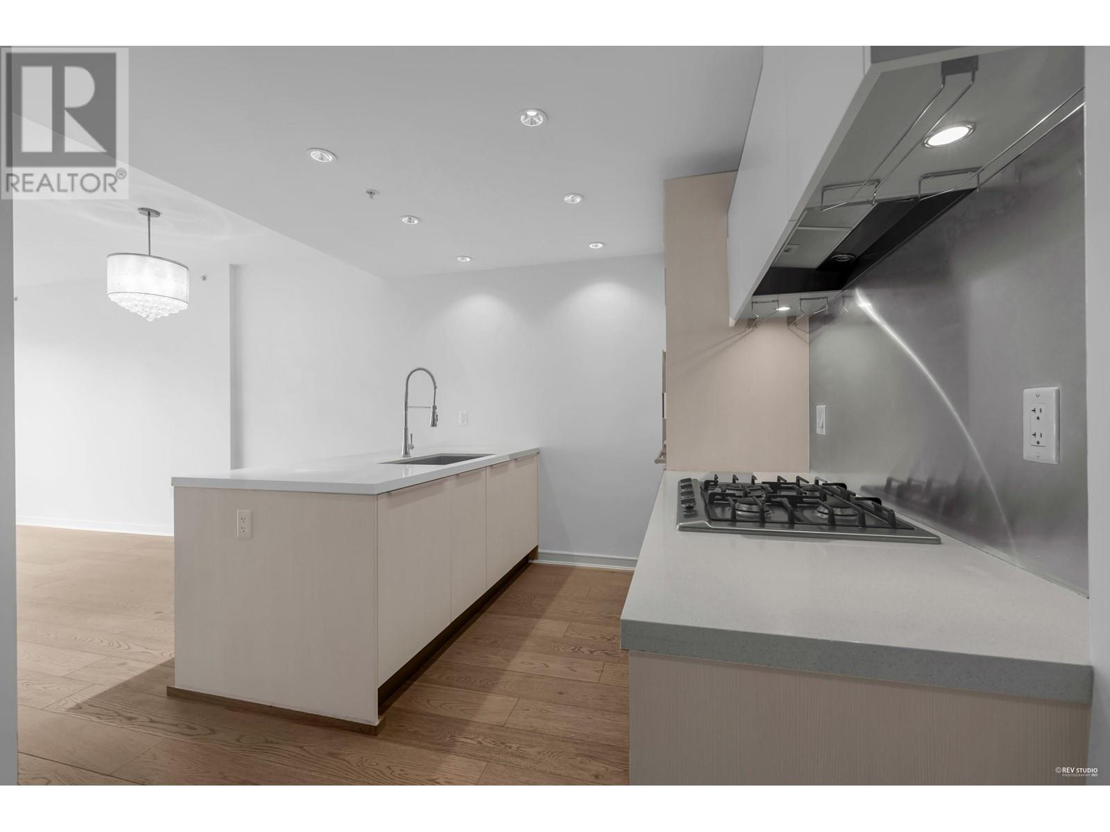 706 1661 Ontario Street Property Photo 4