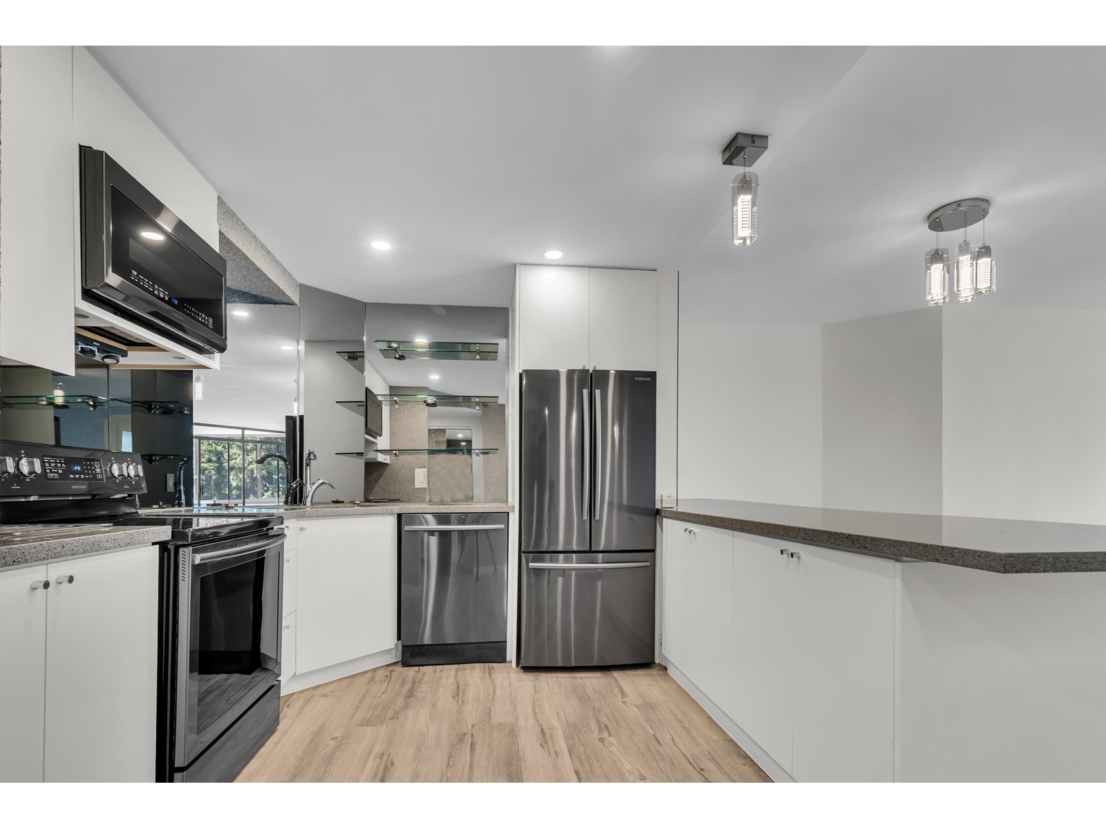 504 1480 Foster Street Property Photo 4