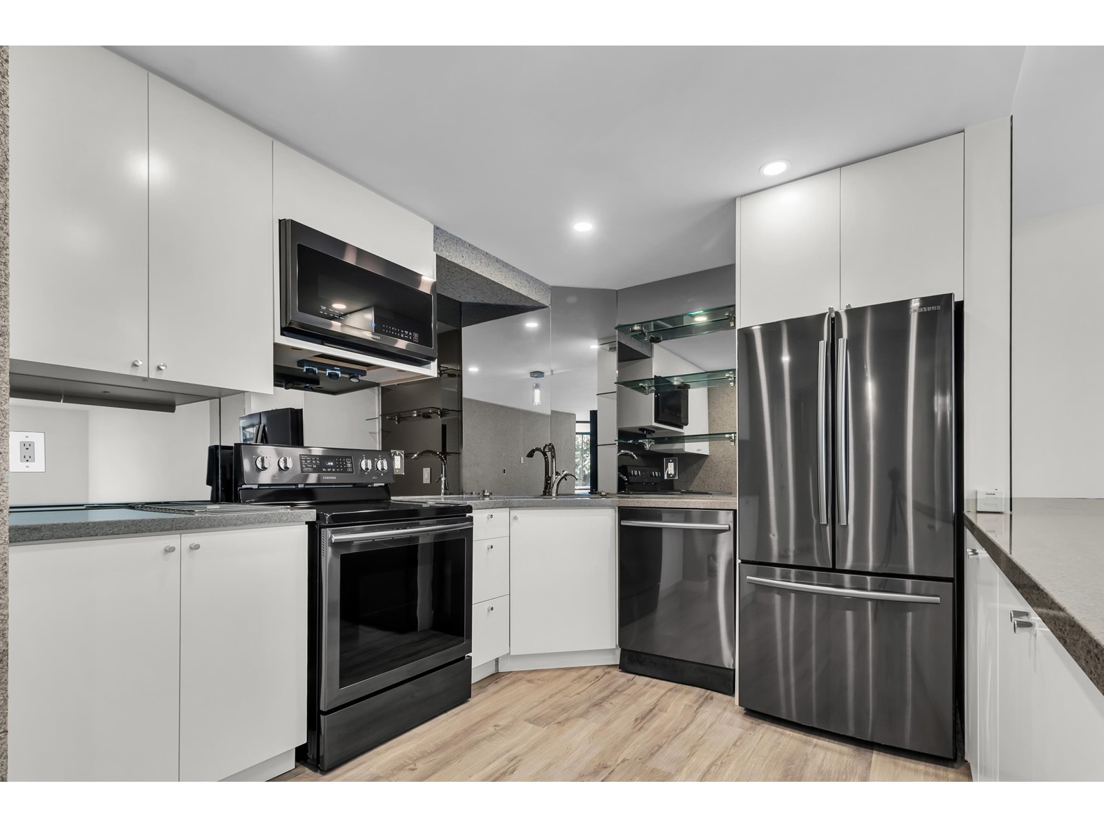 504 1480 Foster Street Property Photo 5