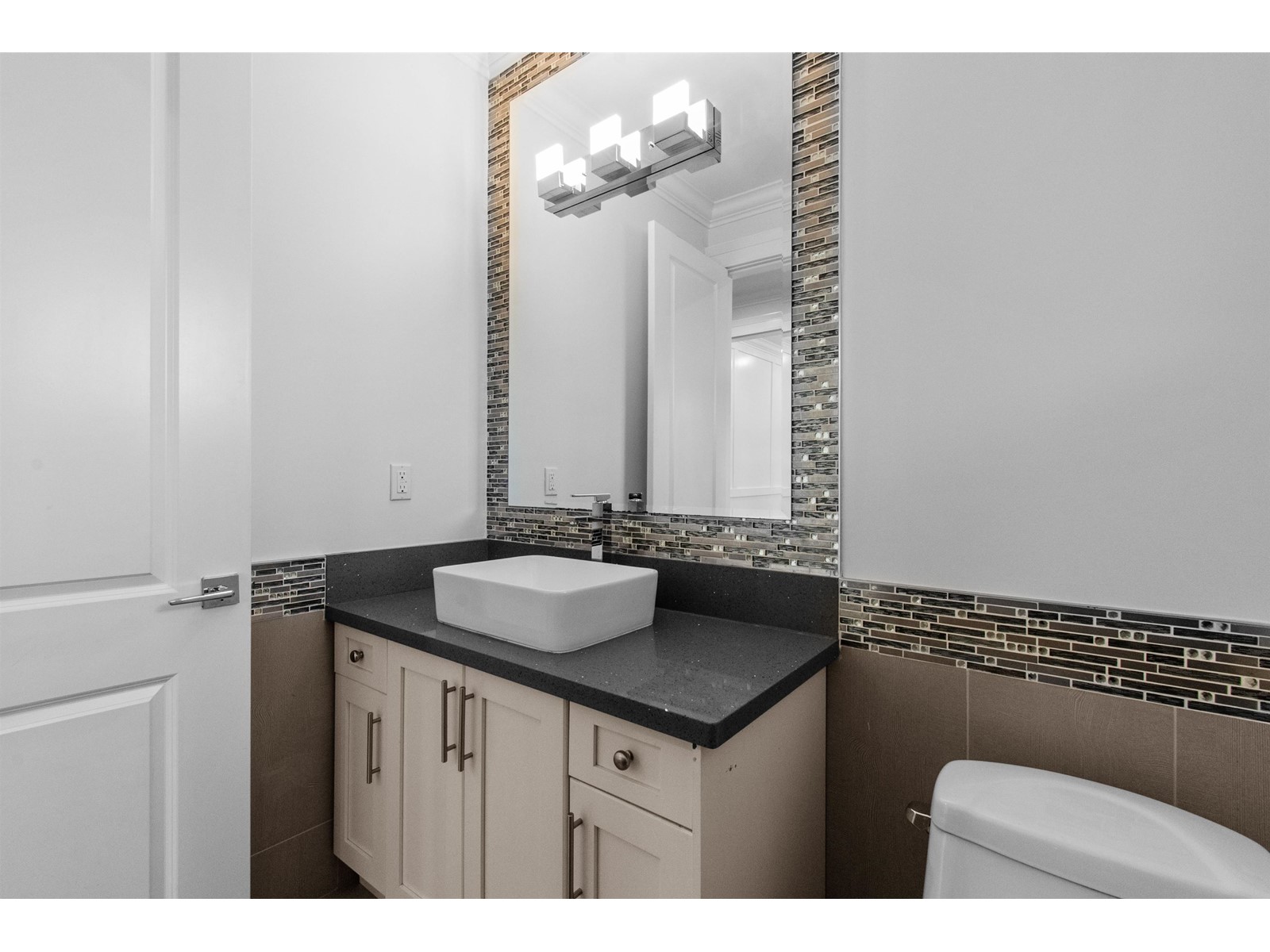 7263 194a Street Property Photo 7