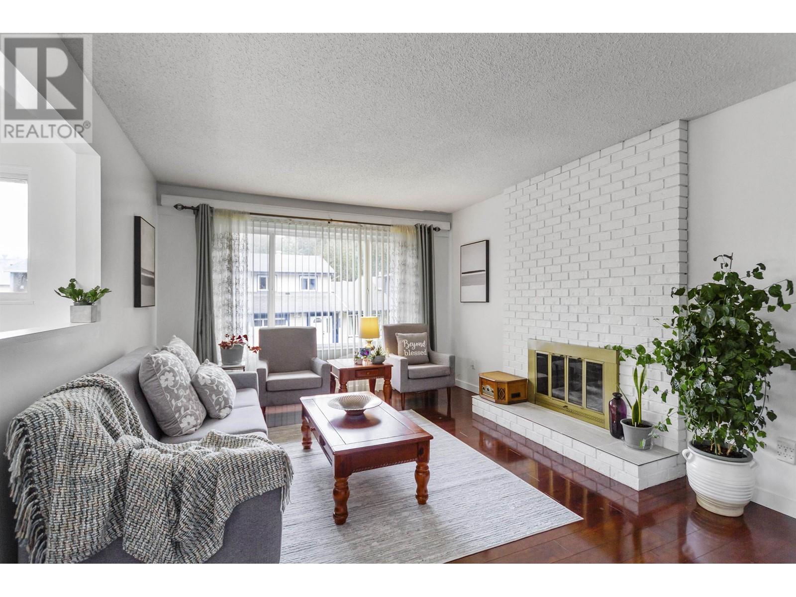 1892 Bluff Way Property Photo 1