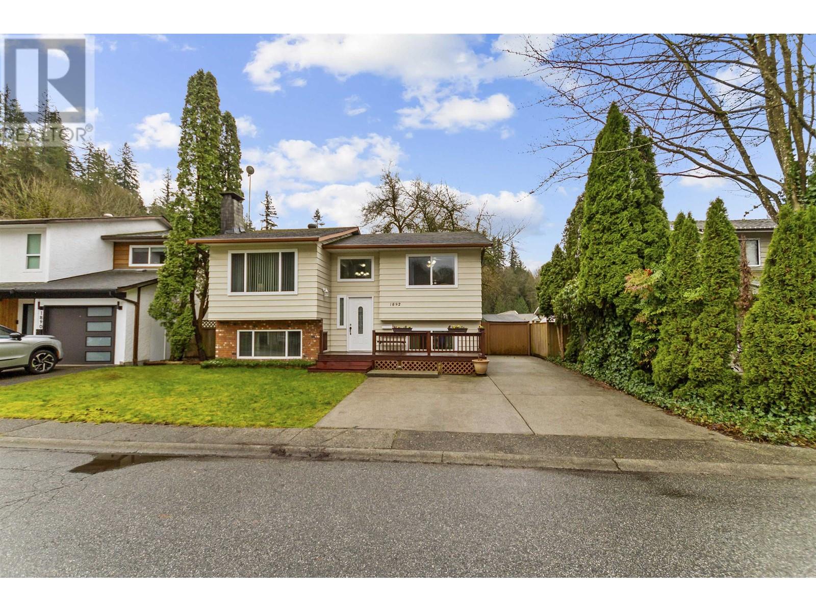 1892 Bluff Way Property Photo 2