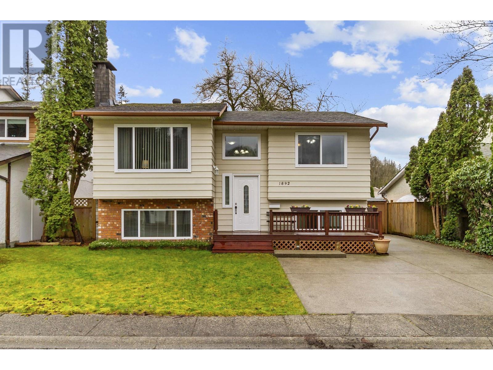 1892 Bluff Way Property Photo 3