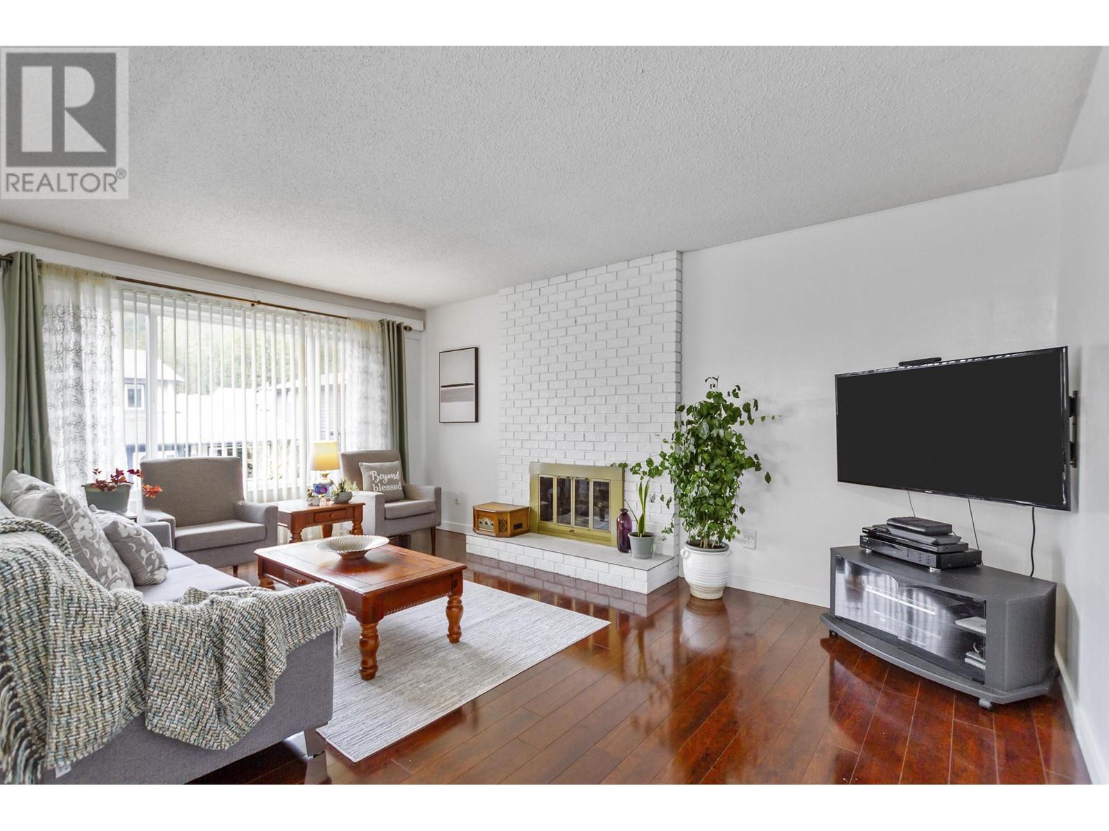 1892 Bluff Way Property Photo 7