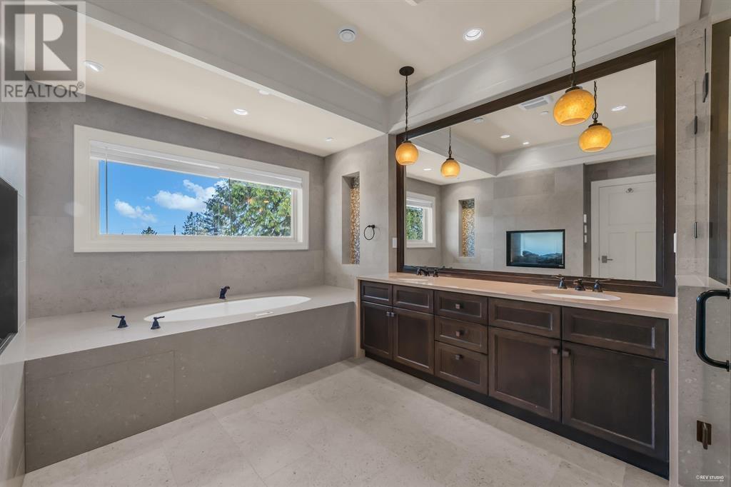 2566 Marine Drive Property Photo 12