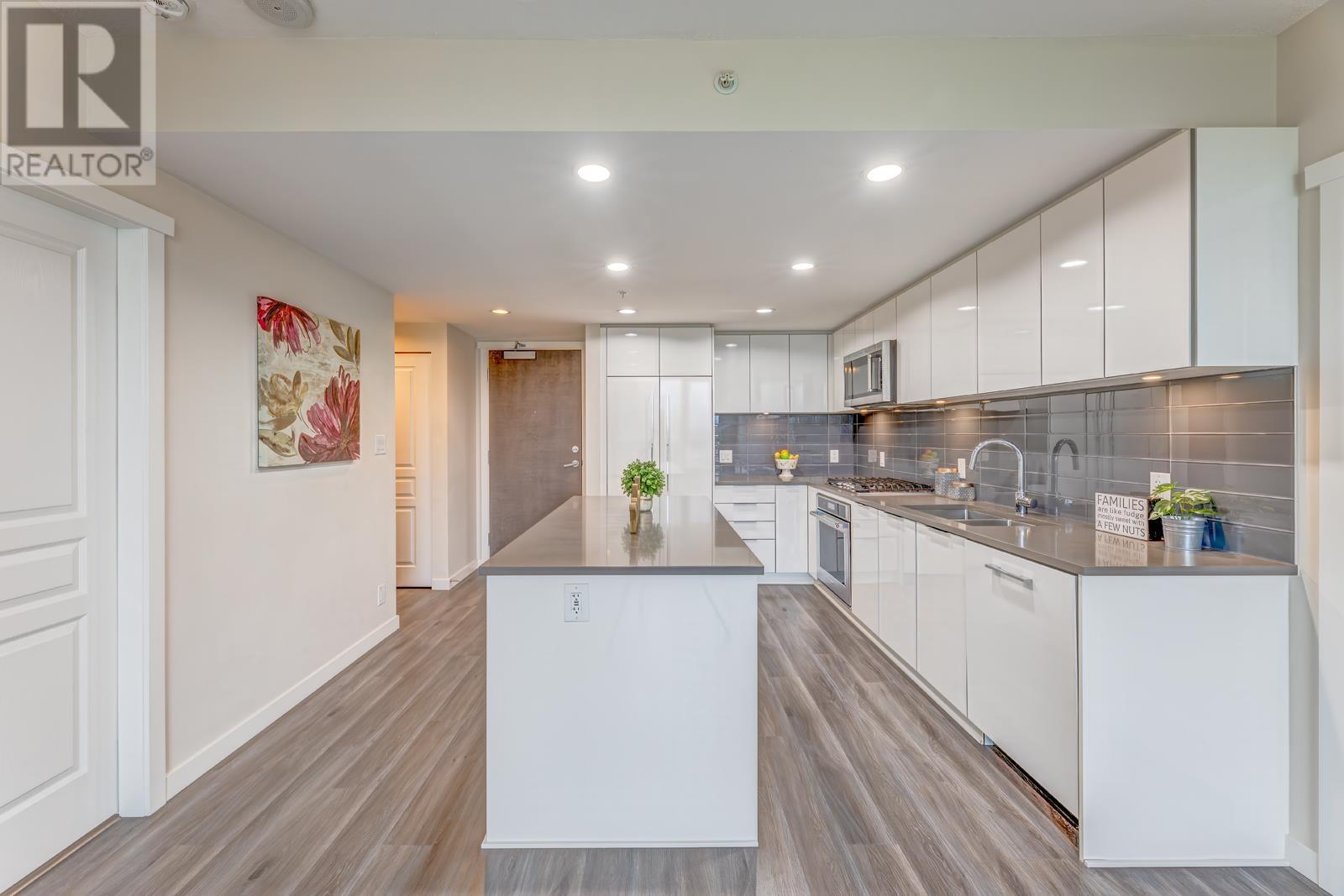 1605 3096 Windsor Gate Property Photo 6