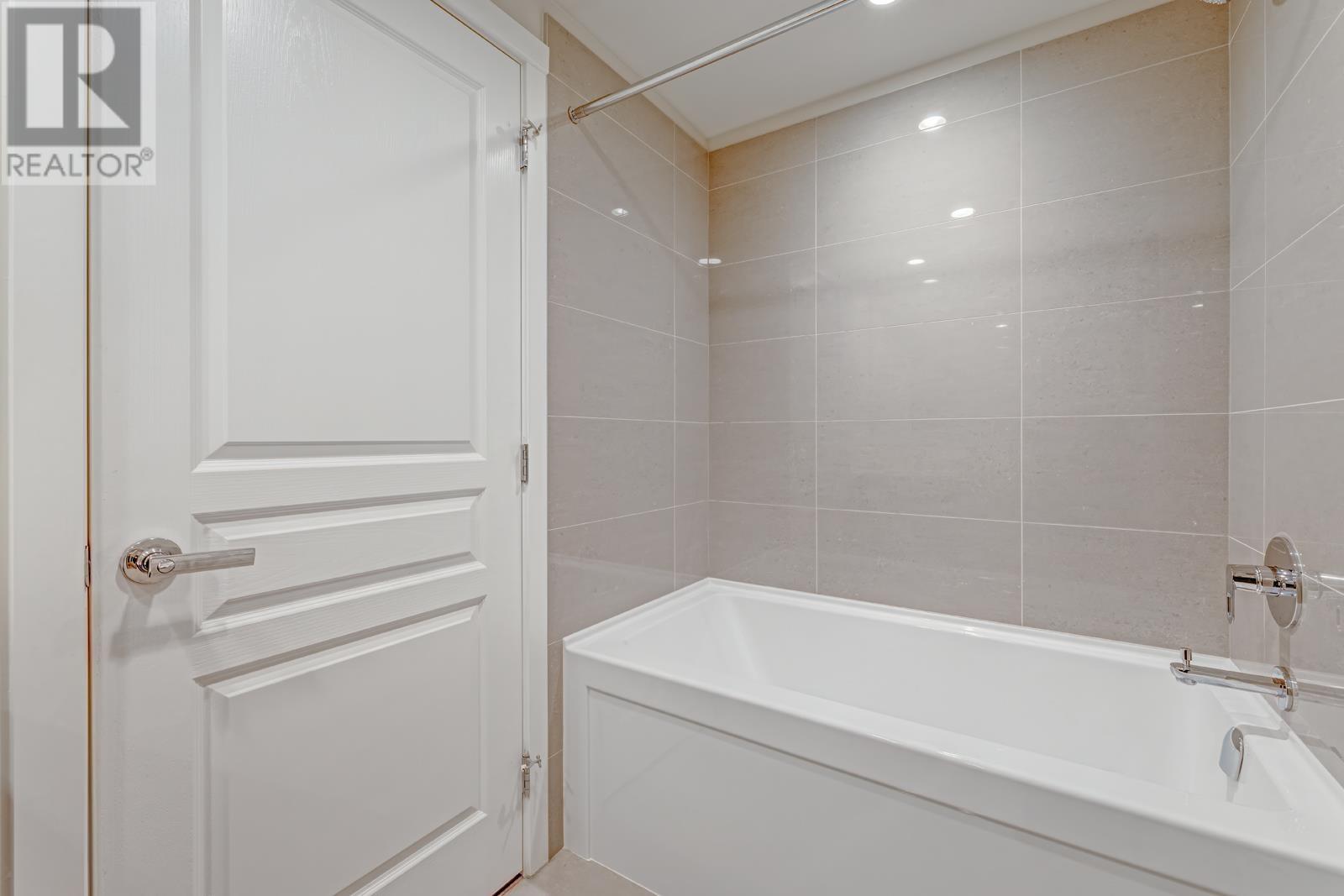 1605 3096 Windsor Gate Property Photo 16