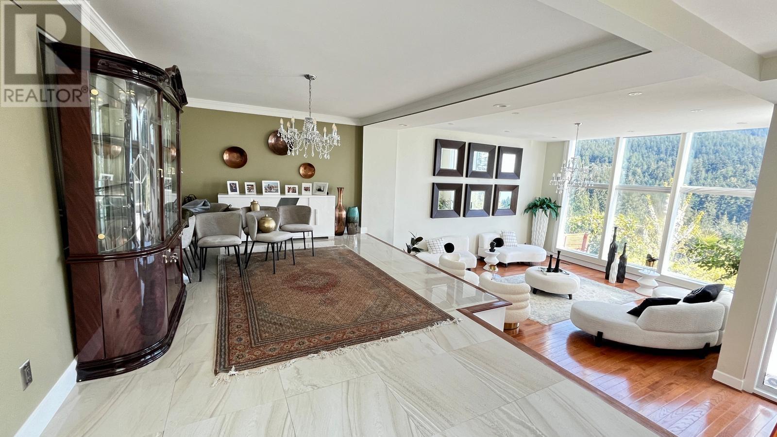 4992 Pinetree Crescent Property Photo