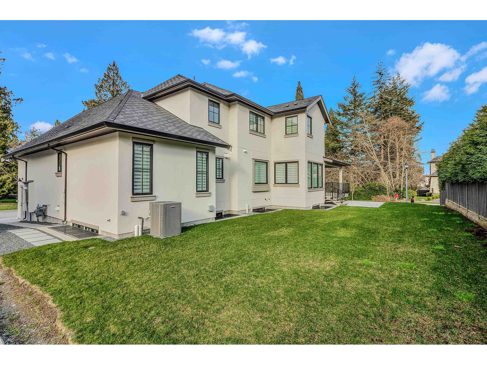 15590 38a Avenue Property Photo 4