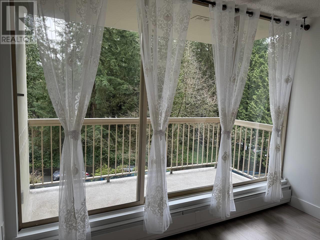 407 2008 Fullerton Avenue Property Photo 1