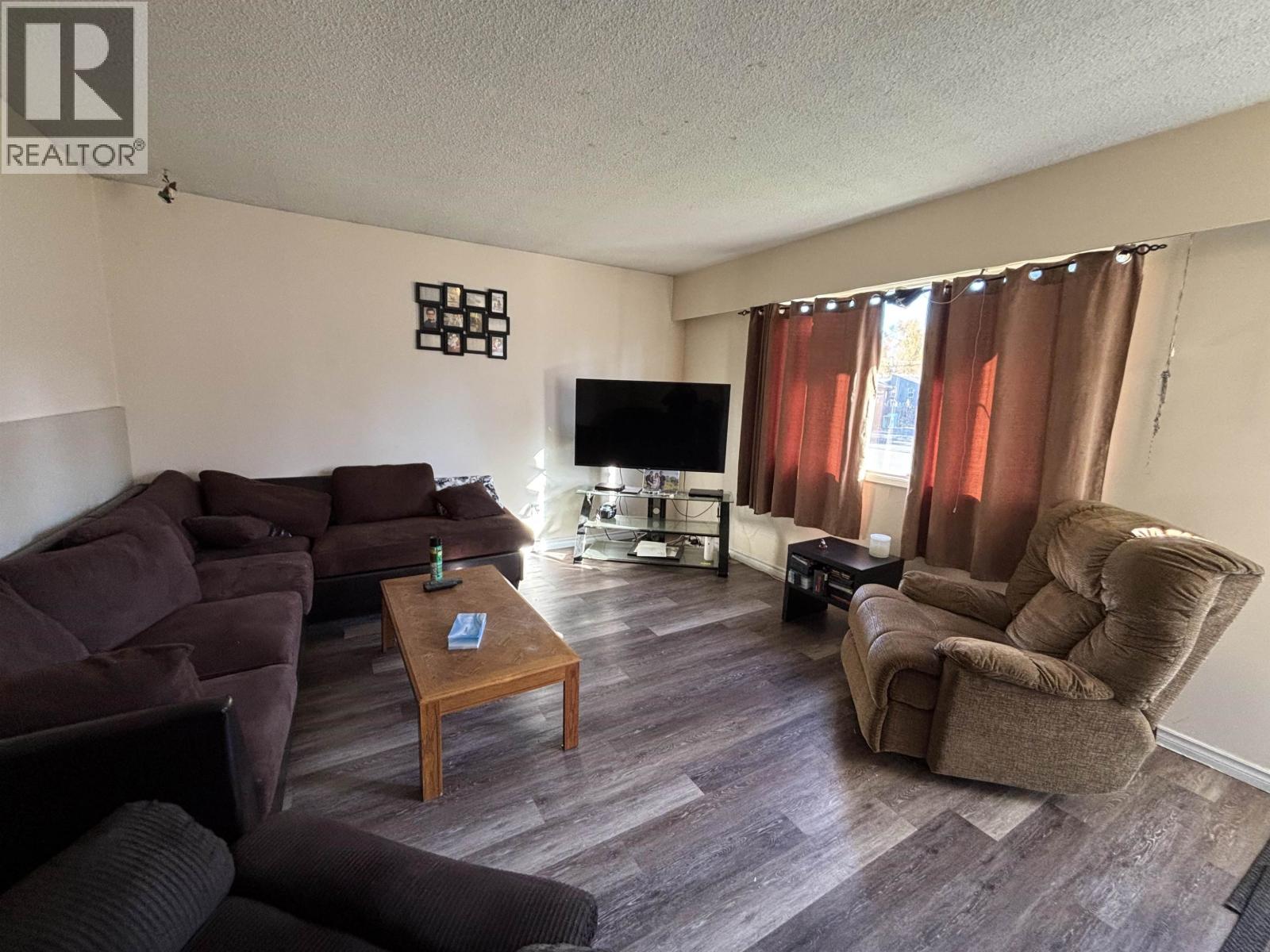 2375 Oak Street Property Photo 3