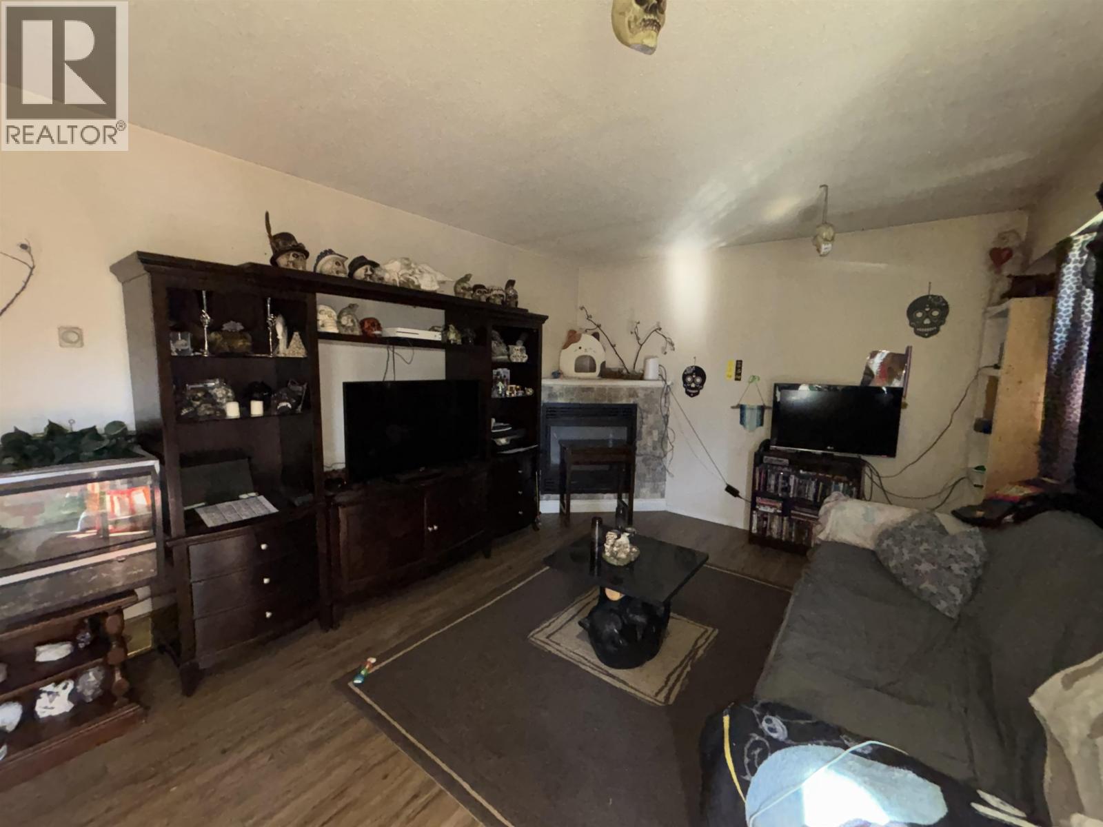 2365 Oak Street Property Photo 4