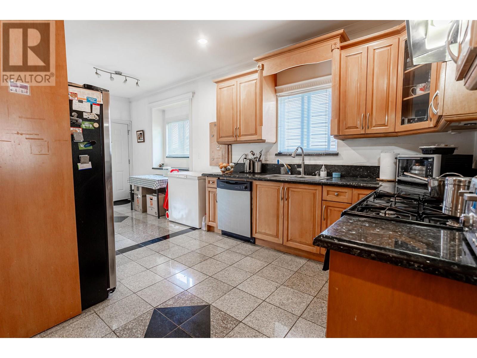 6641 Sperling Avenue Property Photo 9