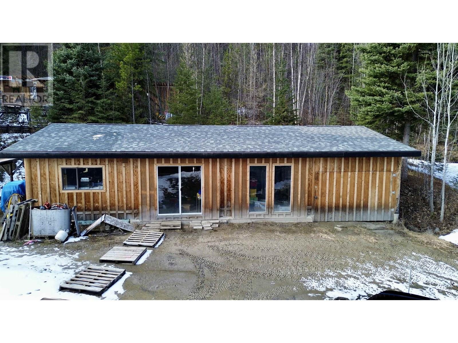 3561 Canim-hendrix Lake Road Property Photo 10