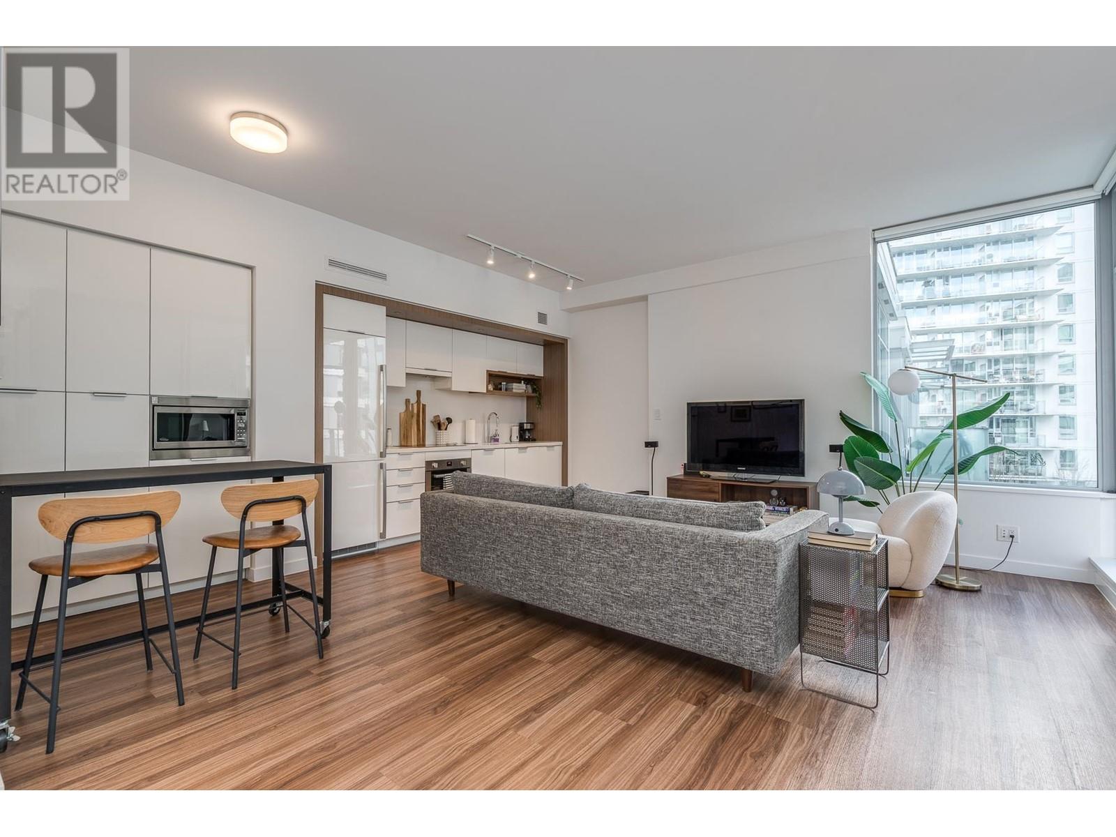 516 1661 Quebec Street Property Photo 3