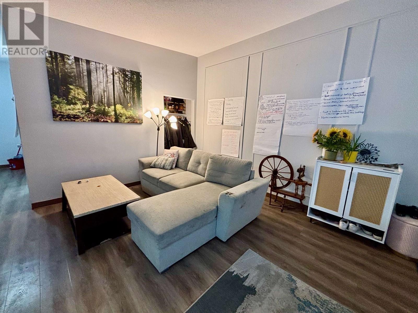 1470-1472 Nation Crescent Property Photo 2