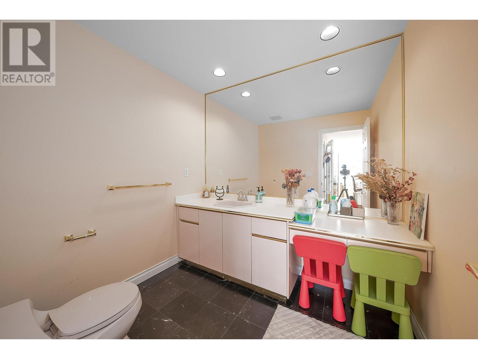 6009 Selkirk Street Property Photo 8