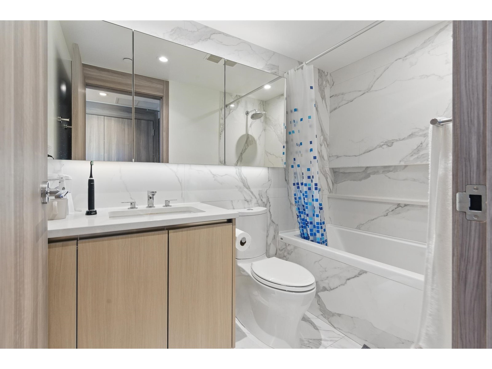 1406 9887 Whalley Boulevard Property Photo 6