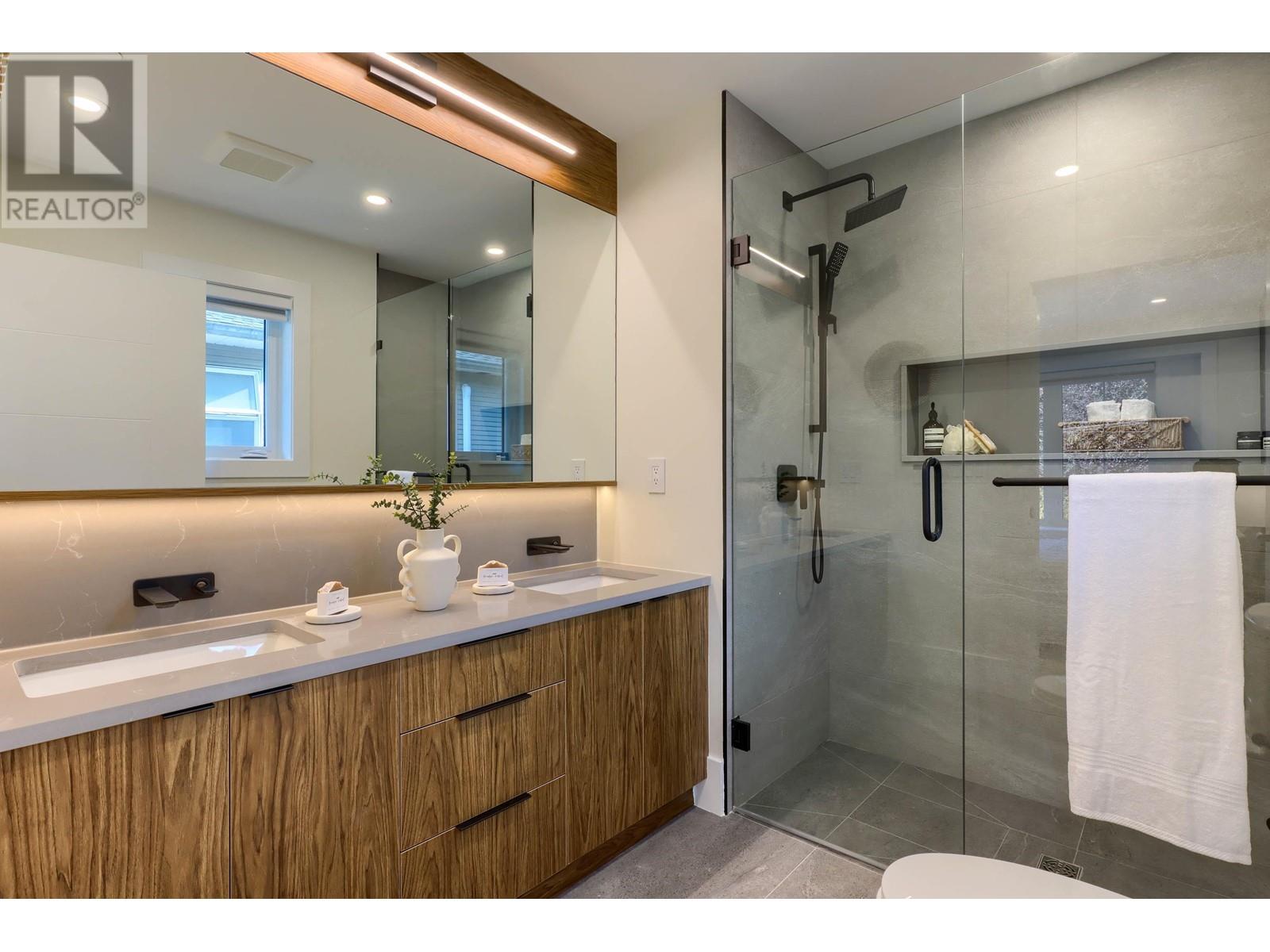 5262 Mckinnon Street Property Photo 12