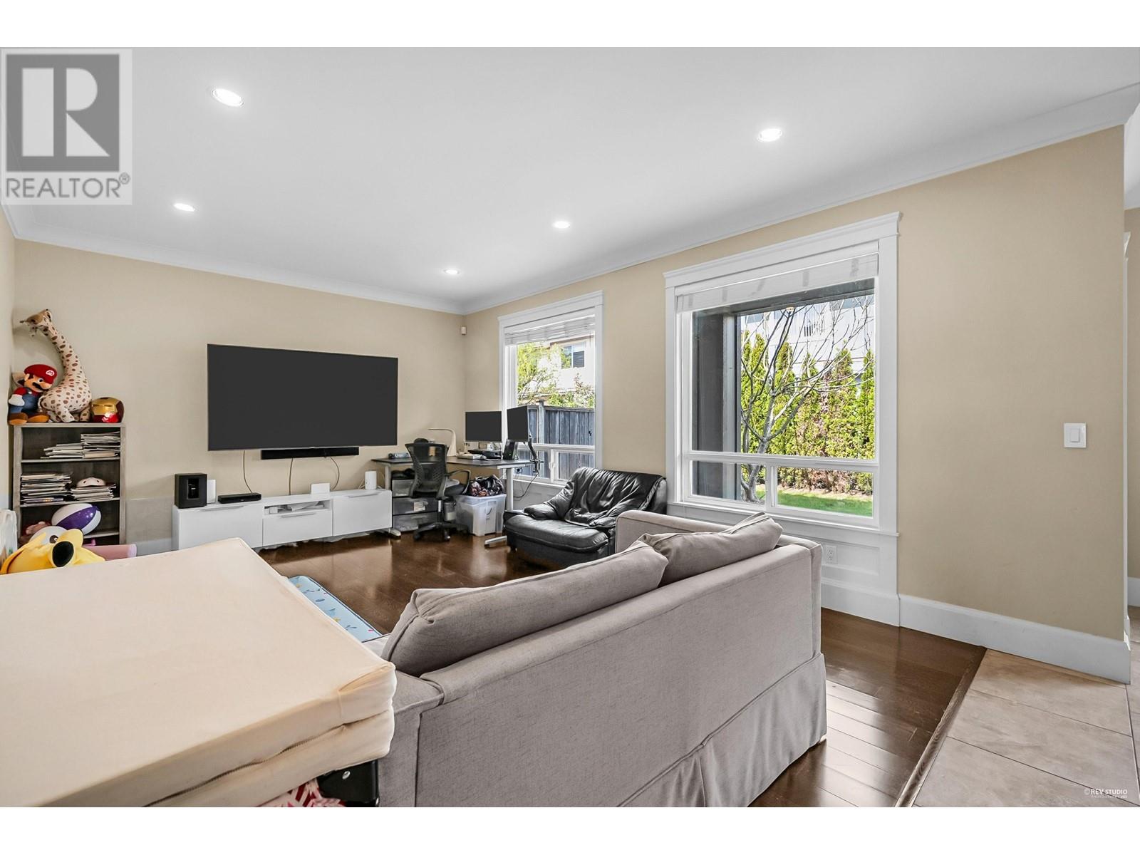6191 Dunsmuir Crescent Property Photo 12