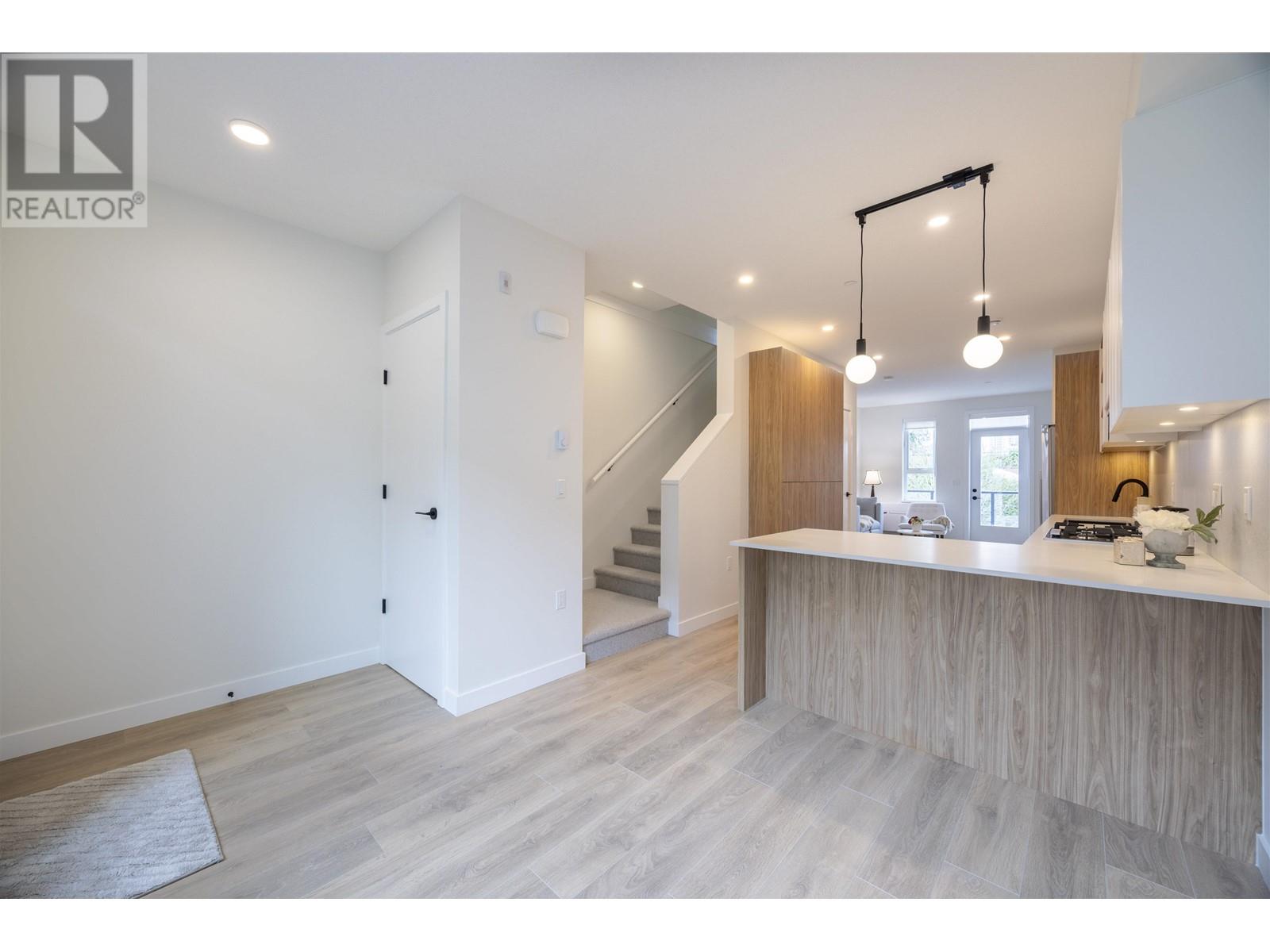 210 715 Ducklow Street Property Photo 4