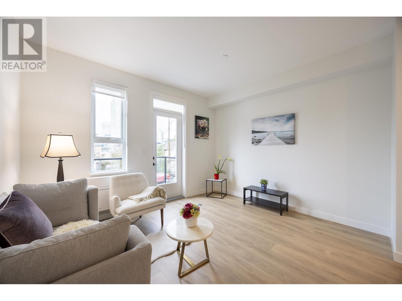 210 715 Ducklow Street Property Photo 7