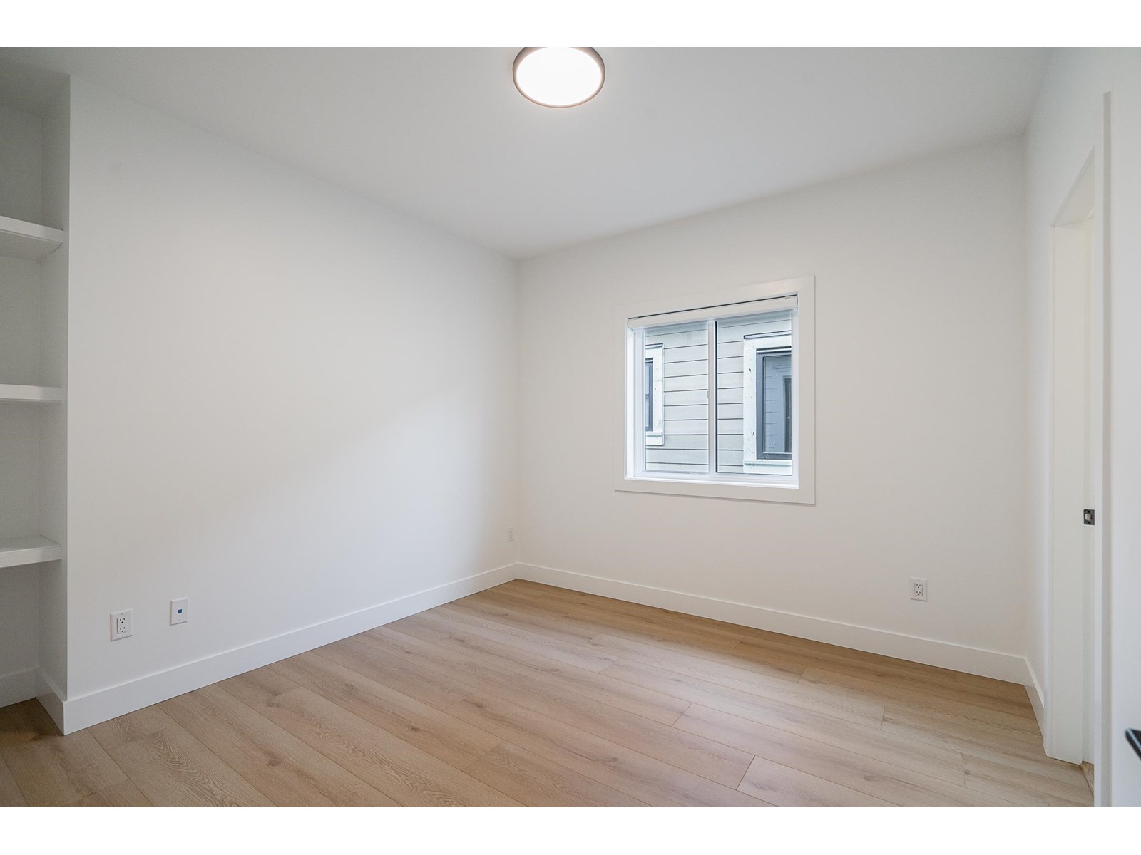 16673 16 Avenue Property Photo 24