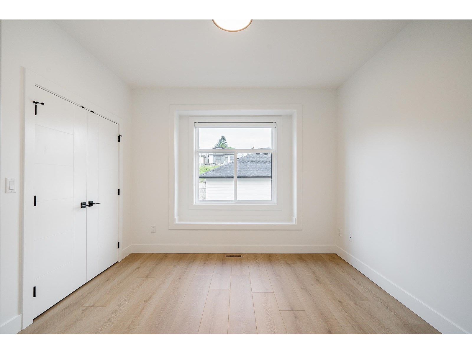 16673 16 Avenue Property Photo 25